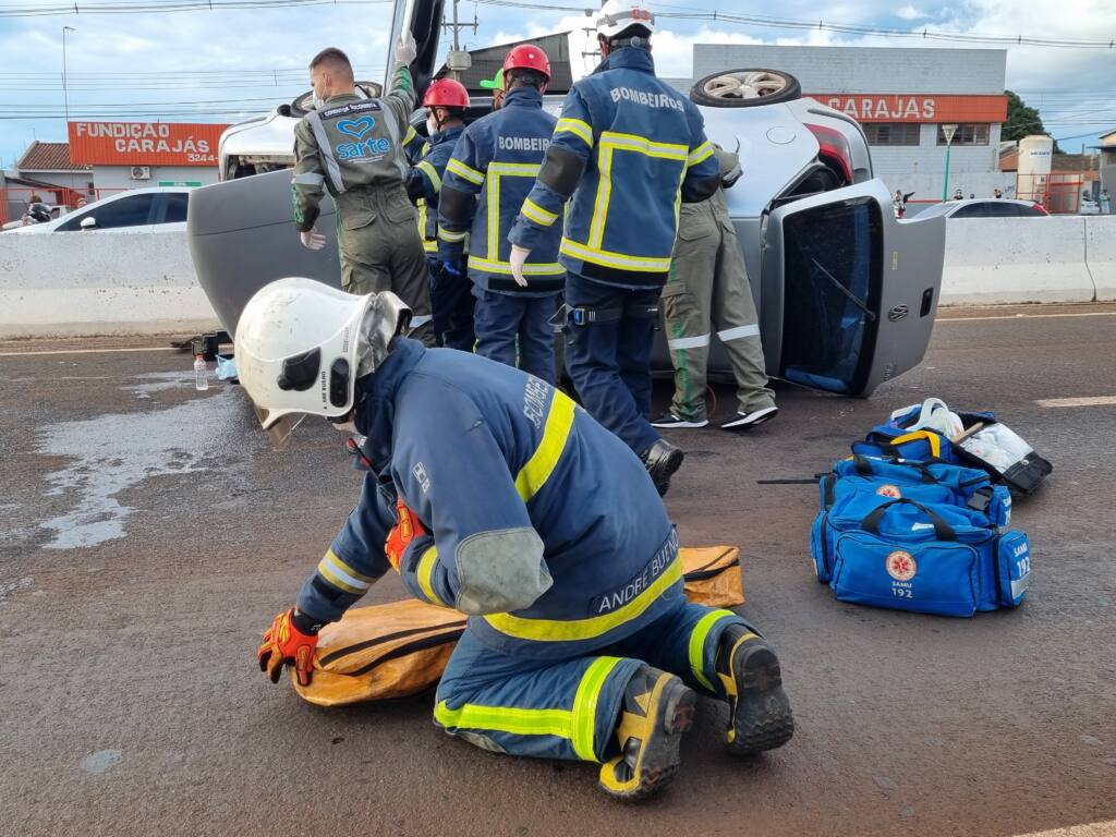 Homem fica ferido ao capotar veículo na rodovia PR-323 de Paiçandu