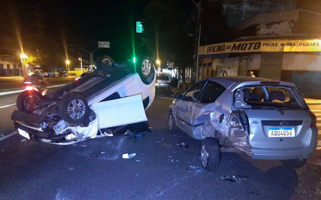 Motorista capota veículo ao colidir na traseira de carro estacionado