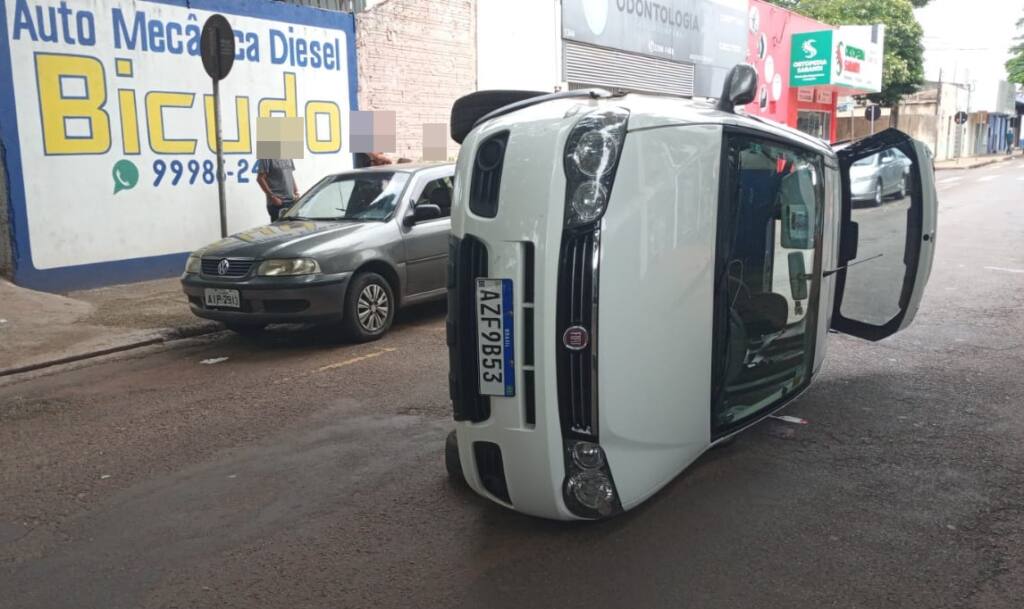 Motorista tomba veículo a poucos metros do Hospital Metropolitano de Sarandi