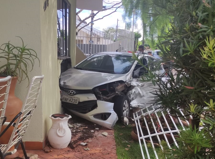 Bandidos causam prejuízos invadindo casa com carro roubado