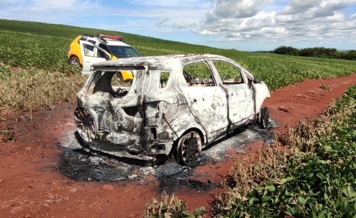 Carro usado por criminosos em homicídio em Maringá é localizado queimado