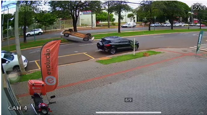 Homem fica ferido após capotar automóvel na Avenida Mandacaru