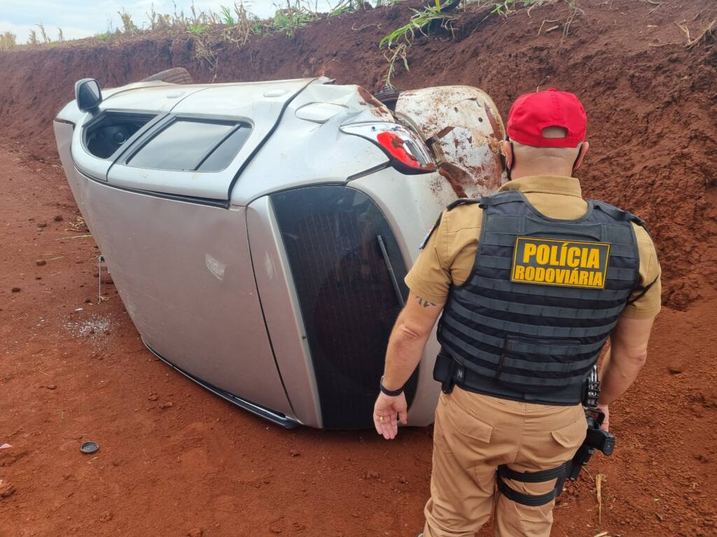 Motorista abandona veículo carregado de maconha após capotar na 323