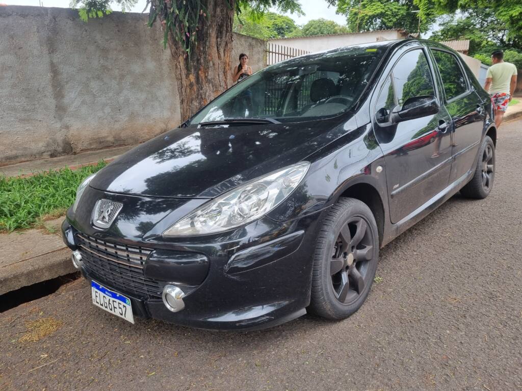 Carro de frentista que estava desaparecido é localizado abandonado em Maringá