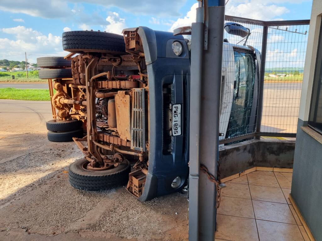 Caminhão de coleta de lixo tomba na frente de empresa