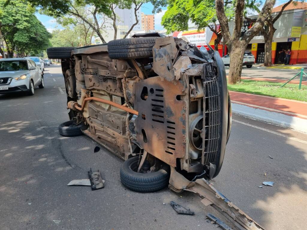 Carro tomba ao bater em outro veículo parado no centro de Maringá