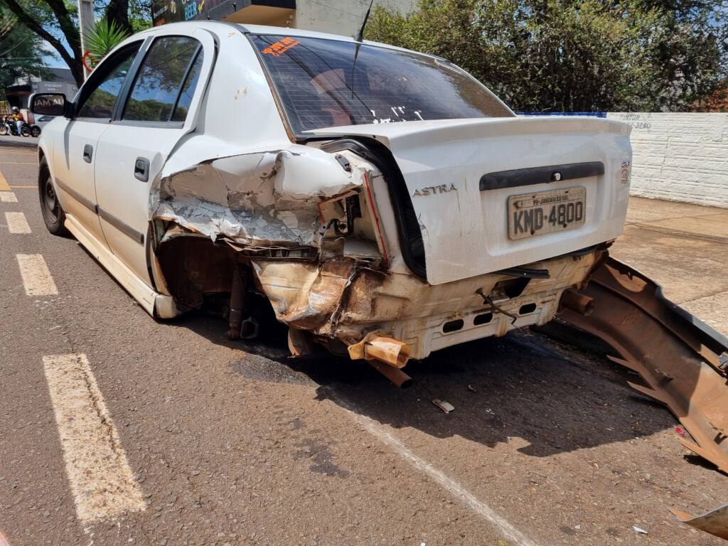 Mulher bate em automóvel parado na Avenida Laguna em Maringá