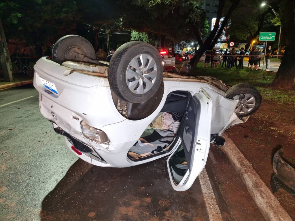 Mulher bate em árvore e depois capota carro na Avenida Tuiuti