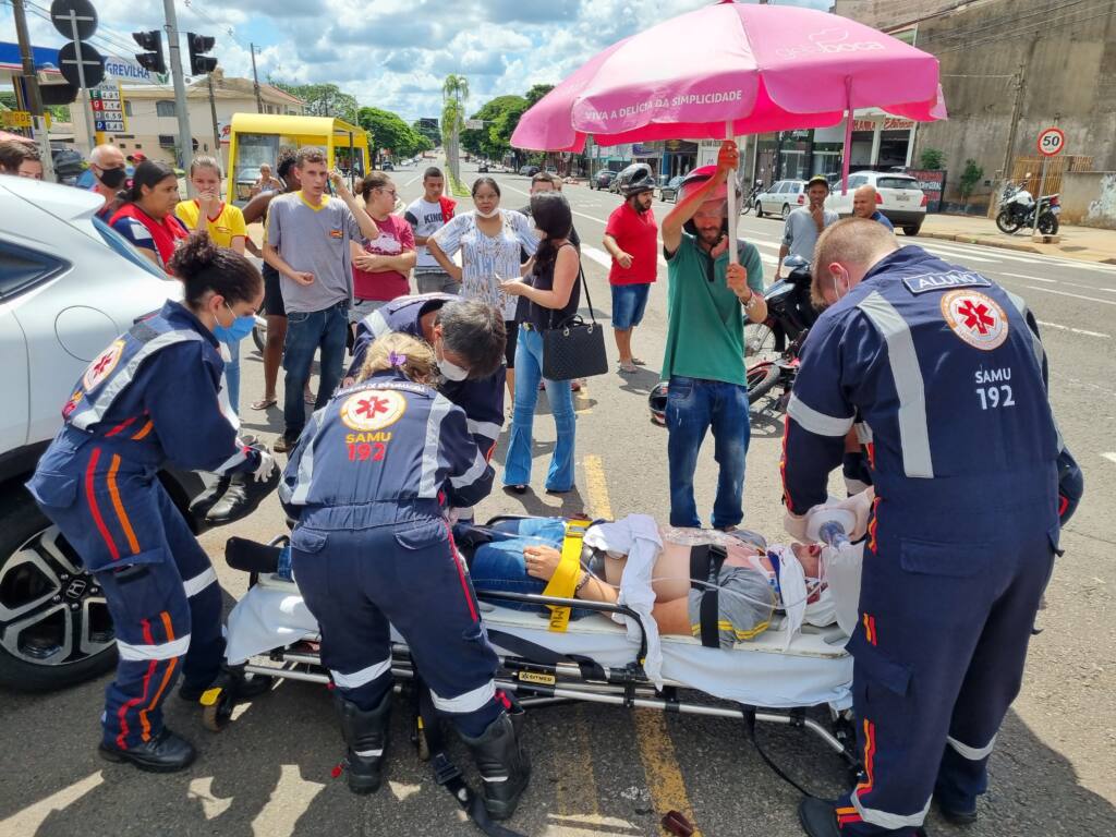 Motociclista de 19 anos é intubado ao sofrer acidente na Avenida Kakogawa