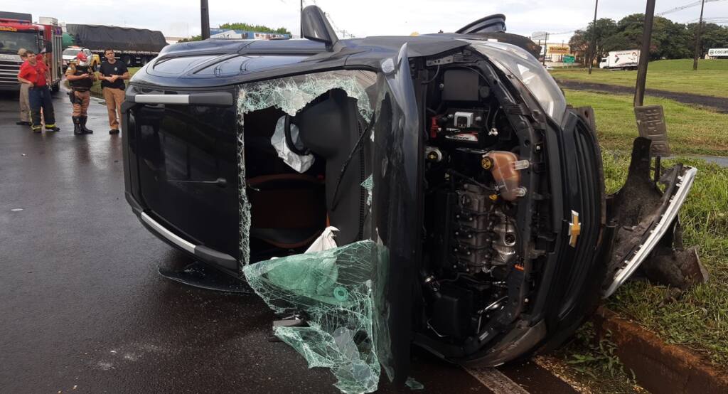 Motorista fica ferido ao capotar carro em Maringá