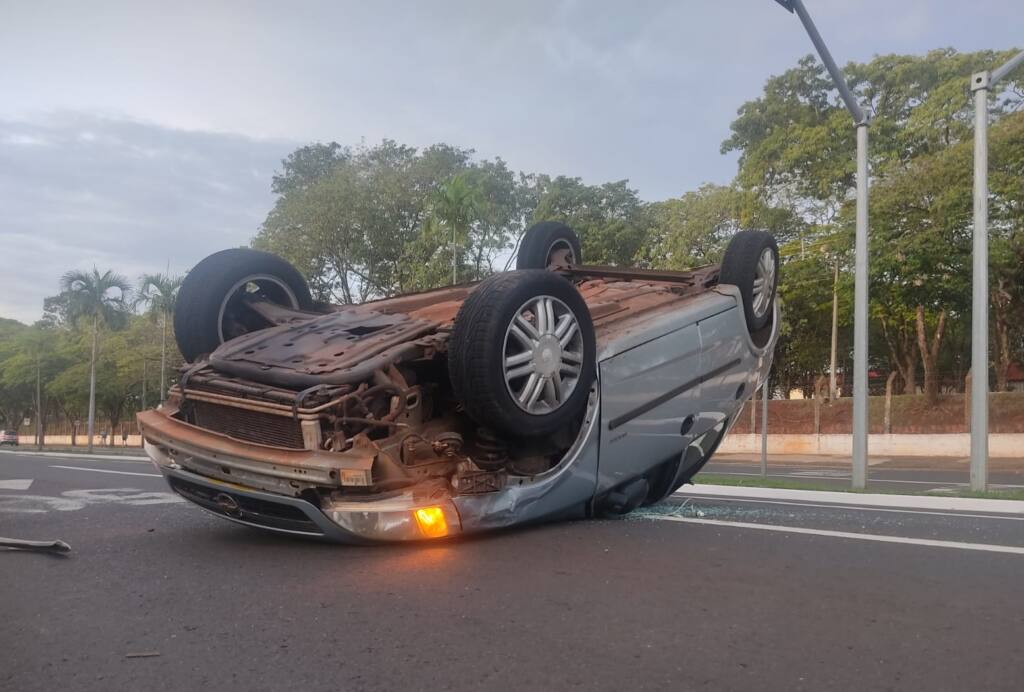 Motorista perde controle de veículo e capota na Avenida Kakogawa