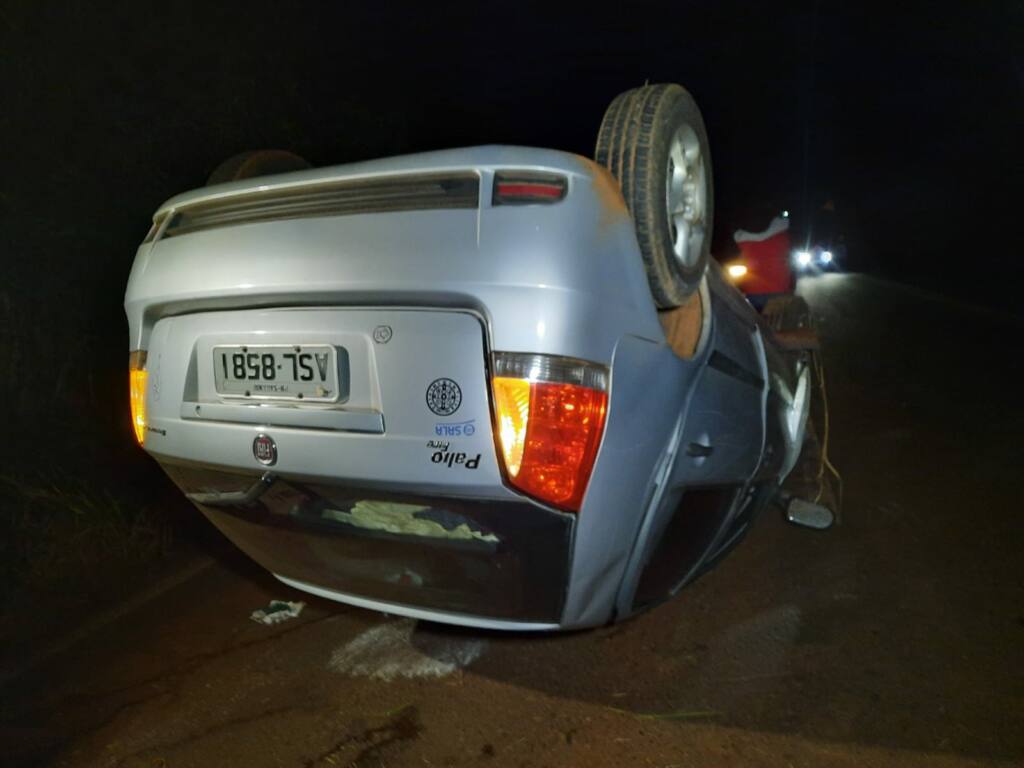 Motorista abandona veículo após capotar no Contorno Sul de Maringá