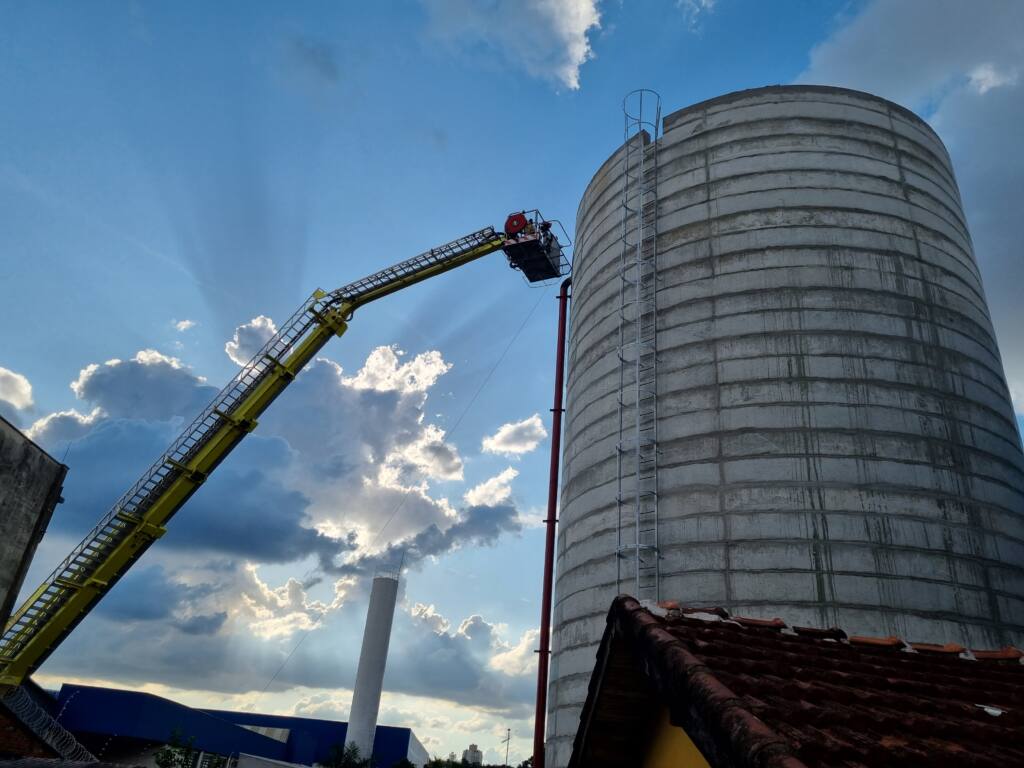 Trabalhador é resgatado pelos bombeiros após sofrer queda de caixa d'água