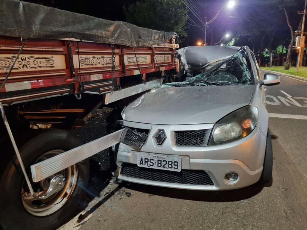 Motorista com sinais de embriaguez escapa da morte ao bater em caminhão