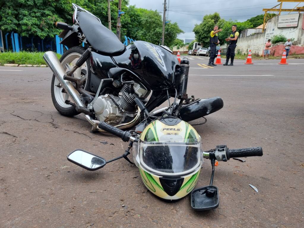 Motociclista fica ferido ao bater na lateral de van escolar