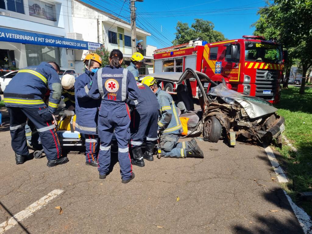 Mulher fica gravemente ferida ao sofrer acidente de carro em Maringá