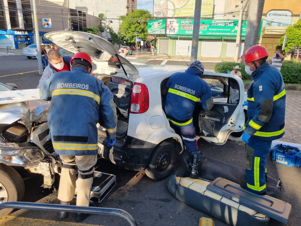 Carro invade sinal vermelho e causa acidente gravíssimo no centro de Maringá