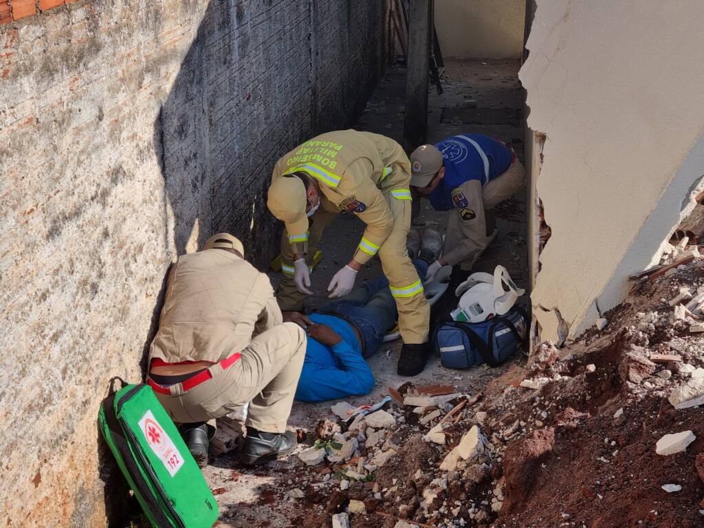 Senhor de 63 anos sofre ferimentos graves ao cair de telhado