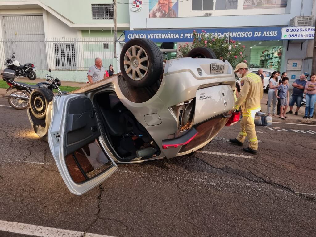 Mãe e criança de 2 anos escapam ilesas de capotamento em Maringá