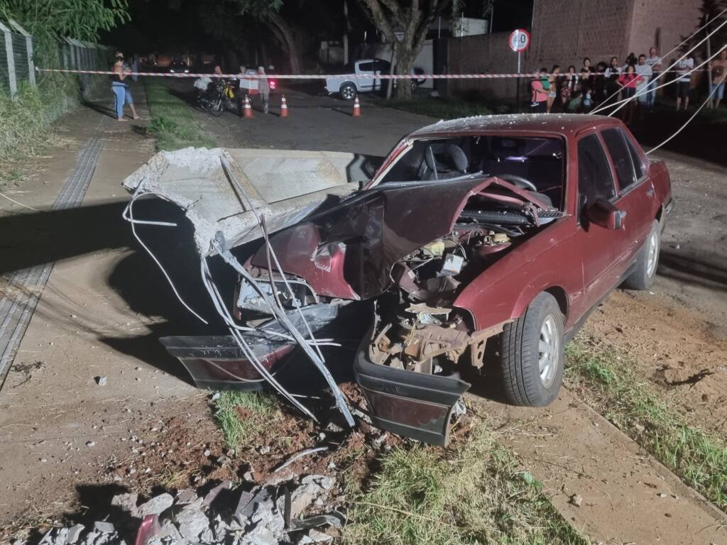 Idoso de 70 anos bate derruba poste no Parque das Palmeiras em Maringá