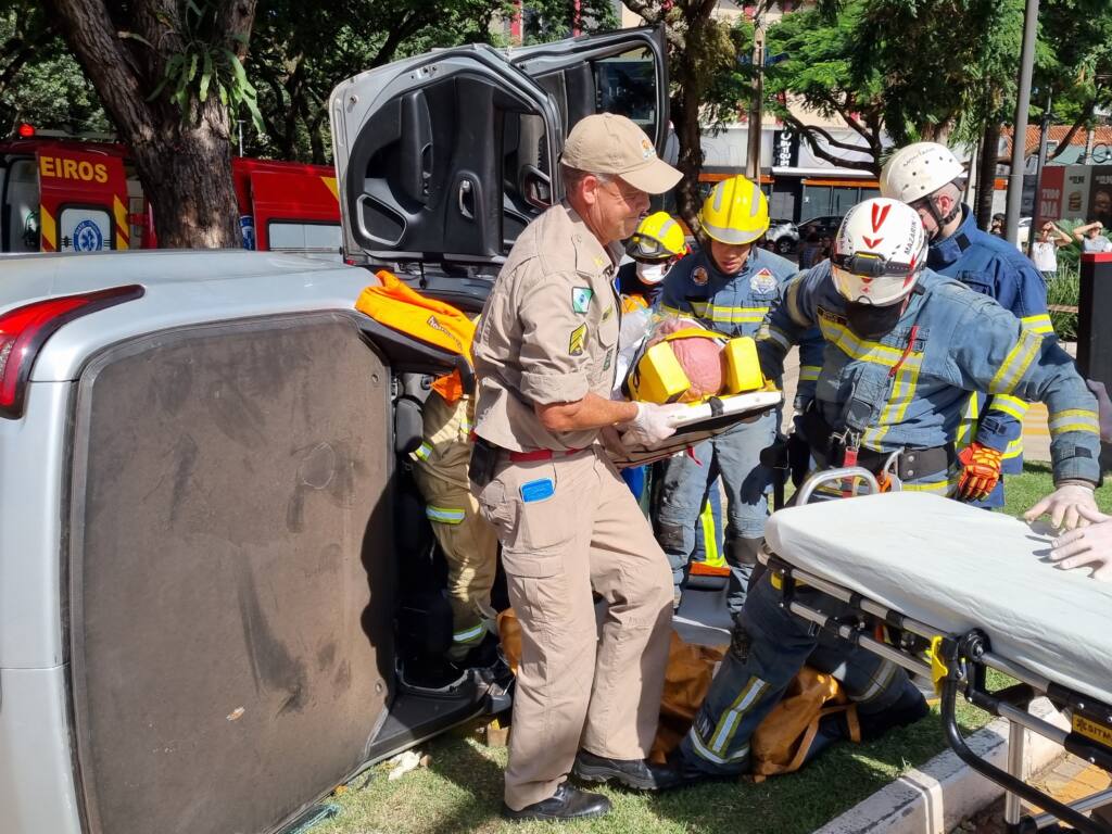 Idoso de 74 anos passa mal no volante e capota veículo na zona 4