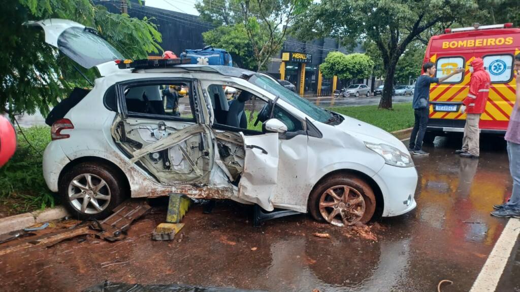 Mulher fica ferida em acidente grave na Avenida Nildo Ribeiro da Rocha