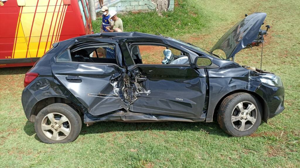 Trem arrasta carro por mais de 10 metros na cidade de Sarandi