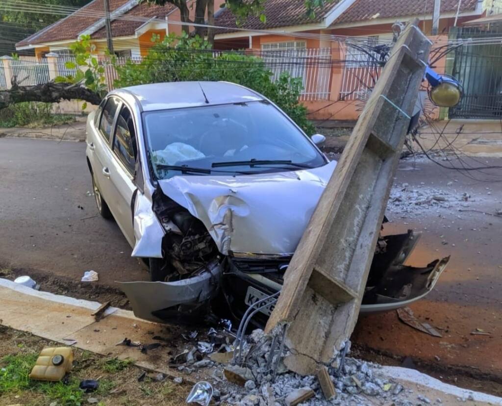 Mulher fica ferida ao derrubar dois postes em Maringá