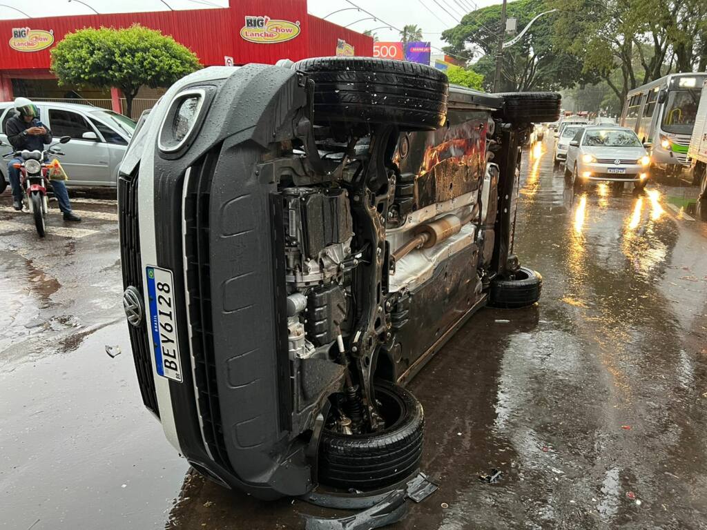 Mulher tomba veículo após bater em carro que seguia pela Avenida Mandacaru