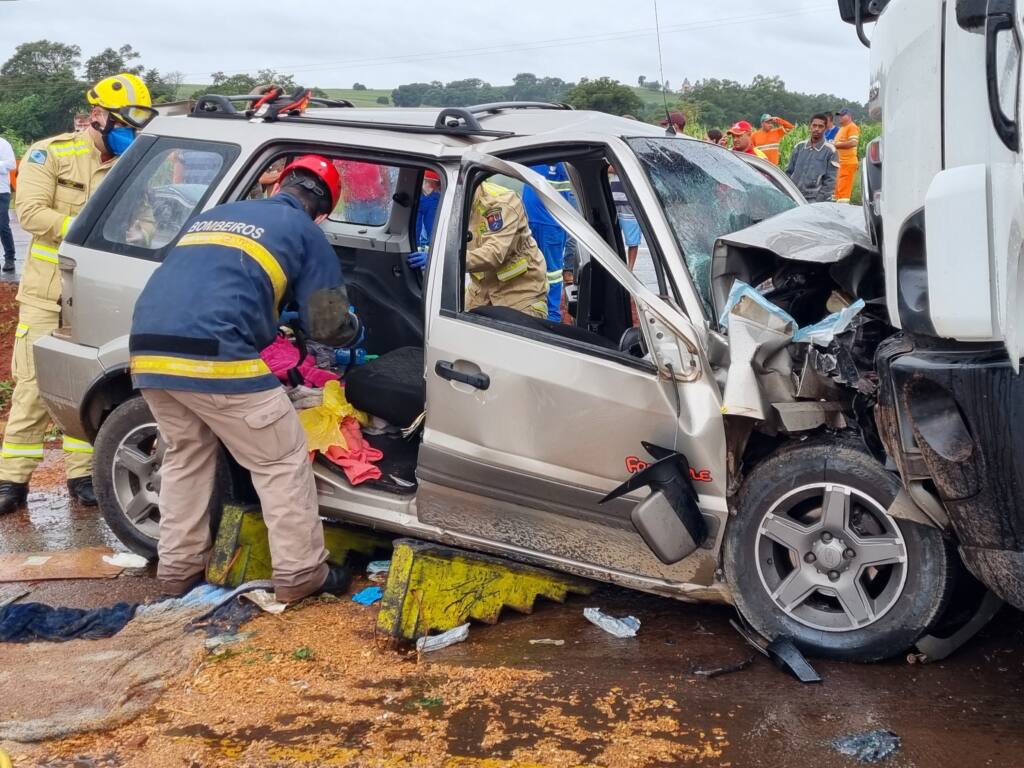 Duas mulheres e uma criança ficam feridas em colisão frontal na rodovia PR-323