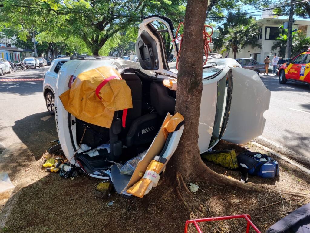 Pai e filha ficam feridos em capotamento na zona 5 em Maringá