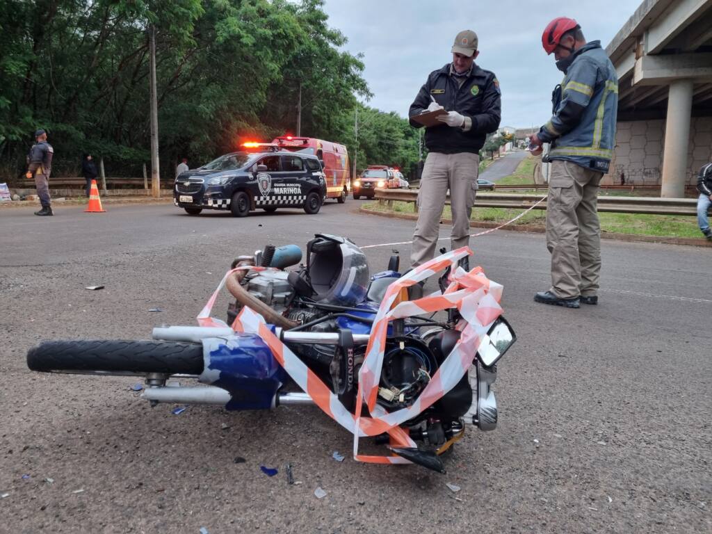 Motociclista de 21 anos é intubado ao bater na traseira de automóvel