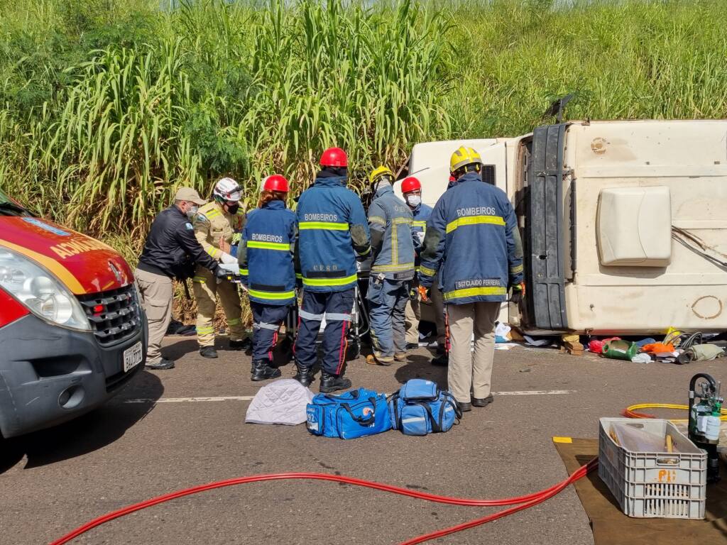 Homem de 38 anos passa mal no volante e sofre acidente com carreta em Maringá