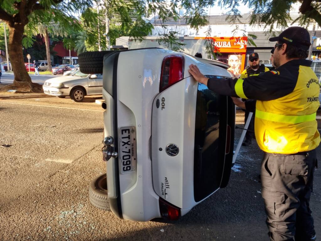 Batida entre dois carros causa capotamento no centro de Maringá