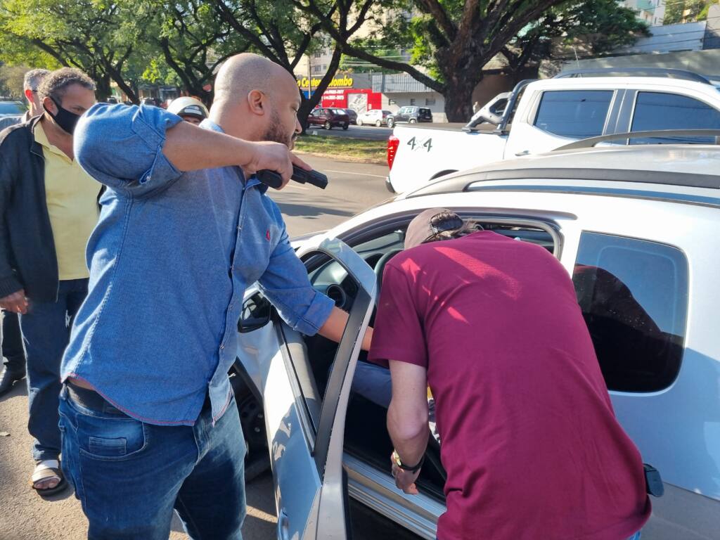 Rapaz em surto dirige na contramão e causa acidente na Avenida Colombo