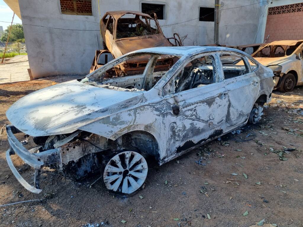 Carro queimado em Maringá pode ter sido usado em roubo de armas de fogo