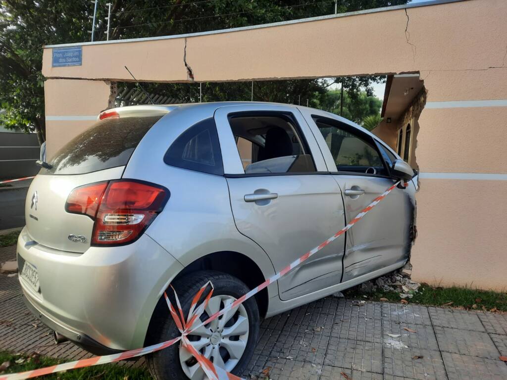 Mulher de 69 anos bate carro no muro e invade residência em Maringá