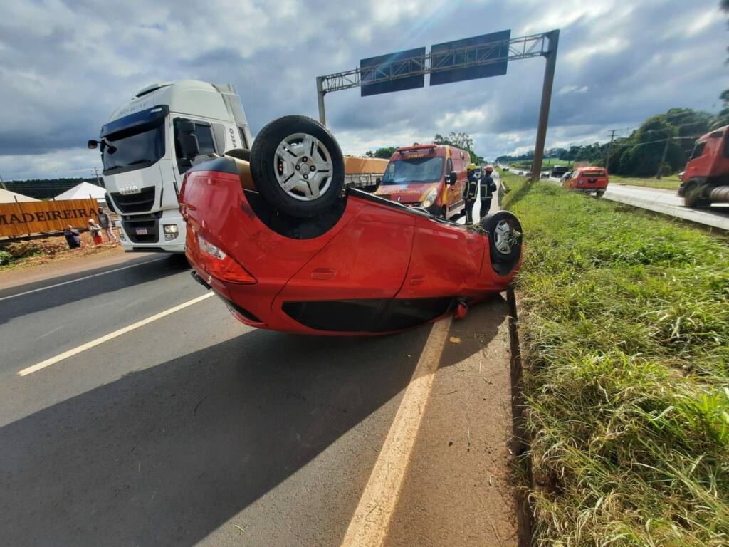 Mulher fica ferida ao capotar veículo na rodovia BR-376 em Maringá