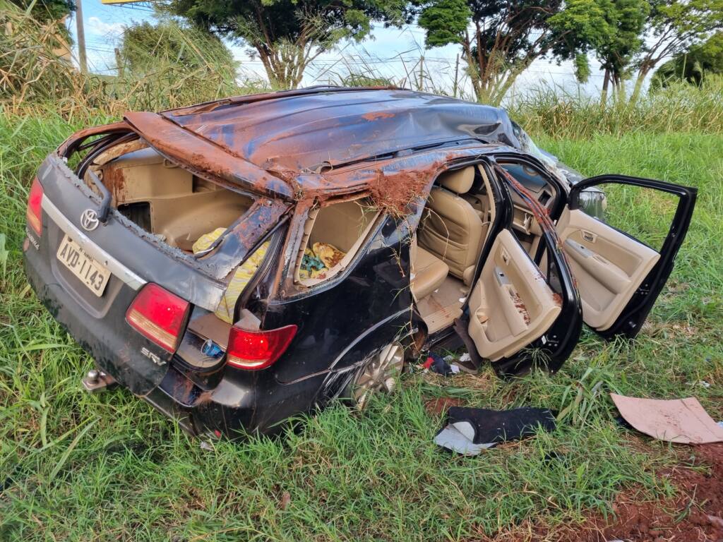 Camionete capota várias vezes após colisão com outro veículo na rodovia PR-317