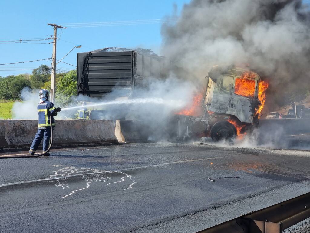 Casal escapa da morte após carreta se envolver em acidente e pegar fogo