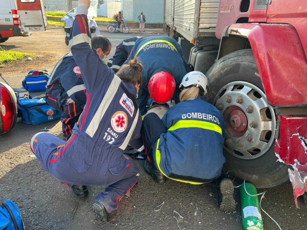 Motociclista sofre acidente gravíssimo ao bater em caminhão