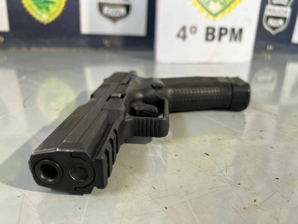 PM de Floresta prende homem com arma de fogo e veículo roubado