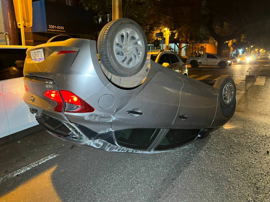 Motorista invade preferencial e causa capotamento no centro de Maringá