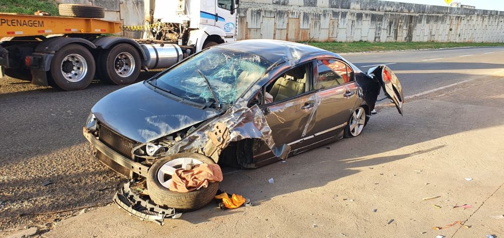 Motorista bate na traseira de veículo, arranca placa e quebra poste