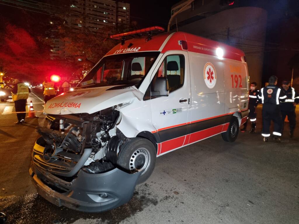 Ambulância do Samu se envolve em acidente durante atendimento