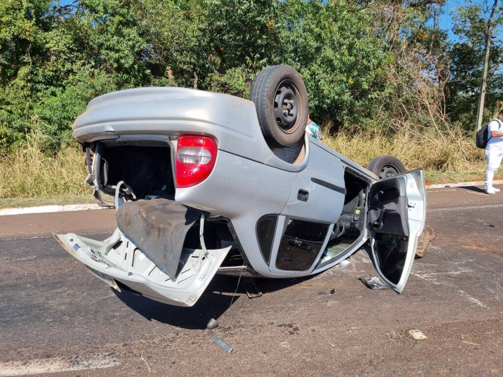 Mulher se fere ao capotar veículo na rodovia do Distrito de Iguatemi