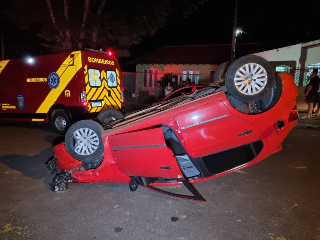 Motorista capota veículo ao colidir contra automóvel estacionado