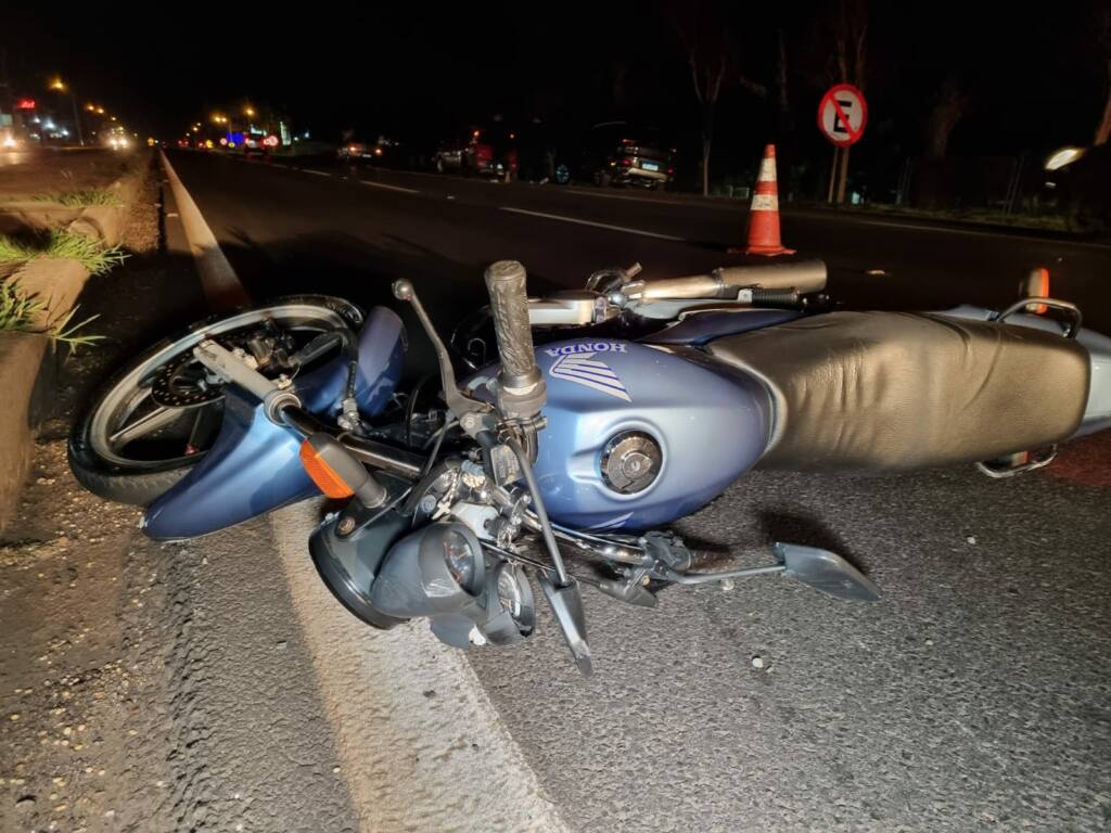 Motociclista sofre ferimentos graves ao bater na traseira de automóvel