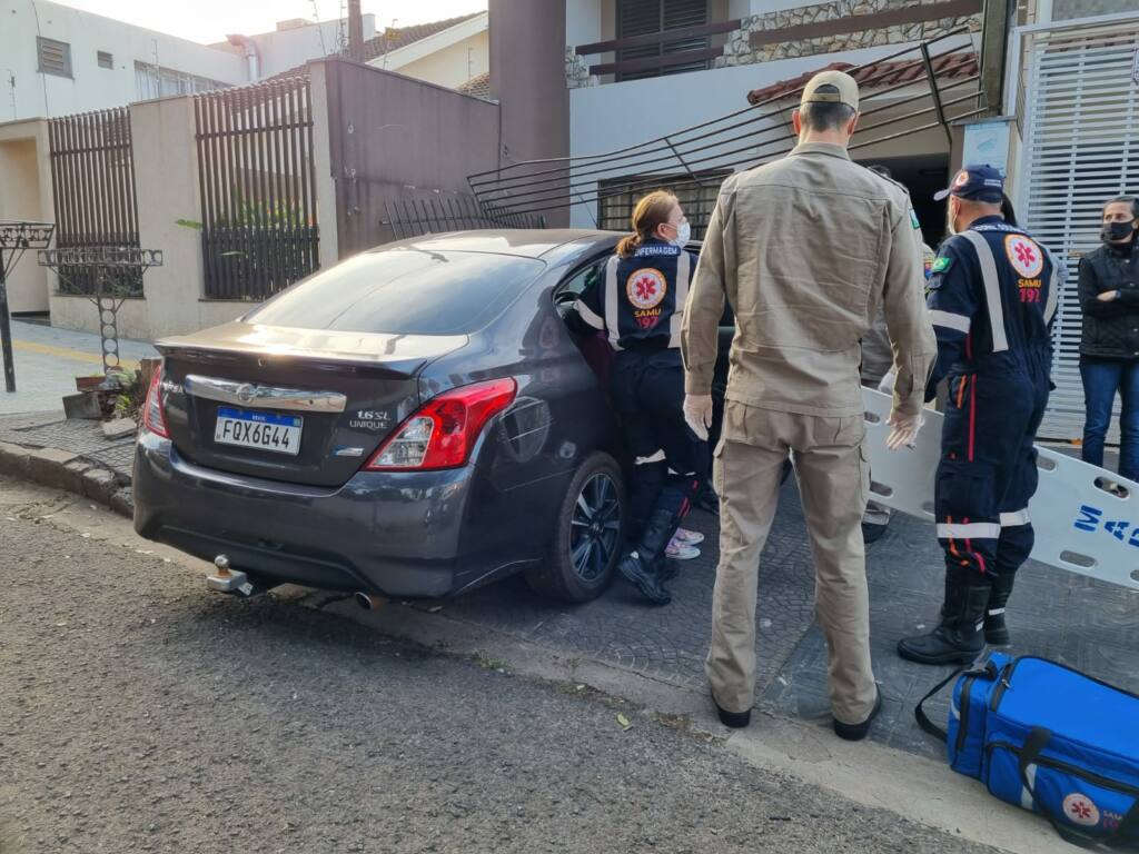 Mulher anda na contramão, bate em poste e depois invade residência