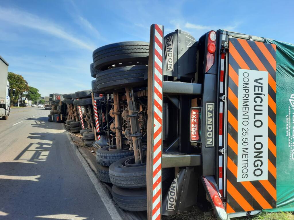 Carreta carregada de ração tomba no Contorno Sul